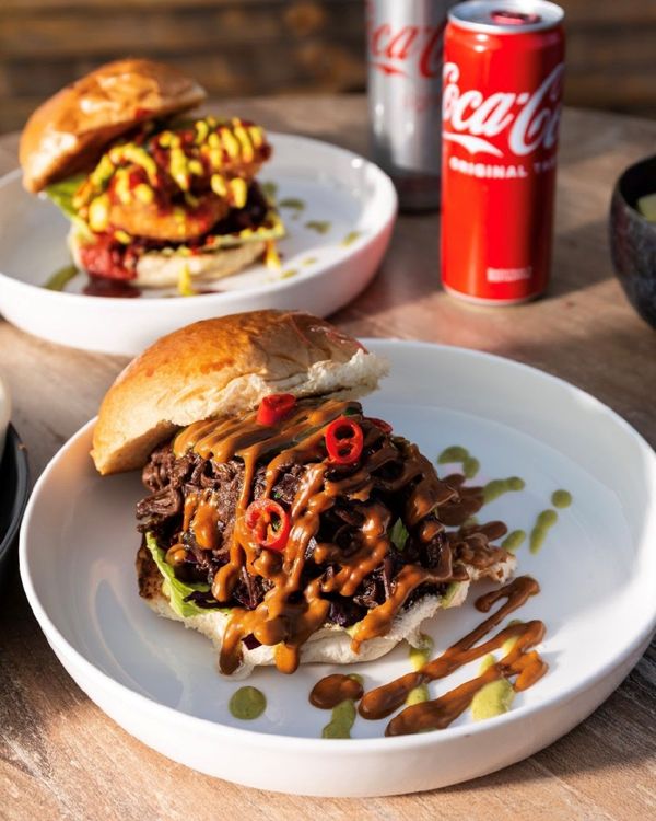 Pulled Beef Brioche Burger mit Salatbeilage