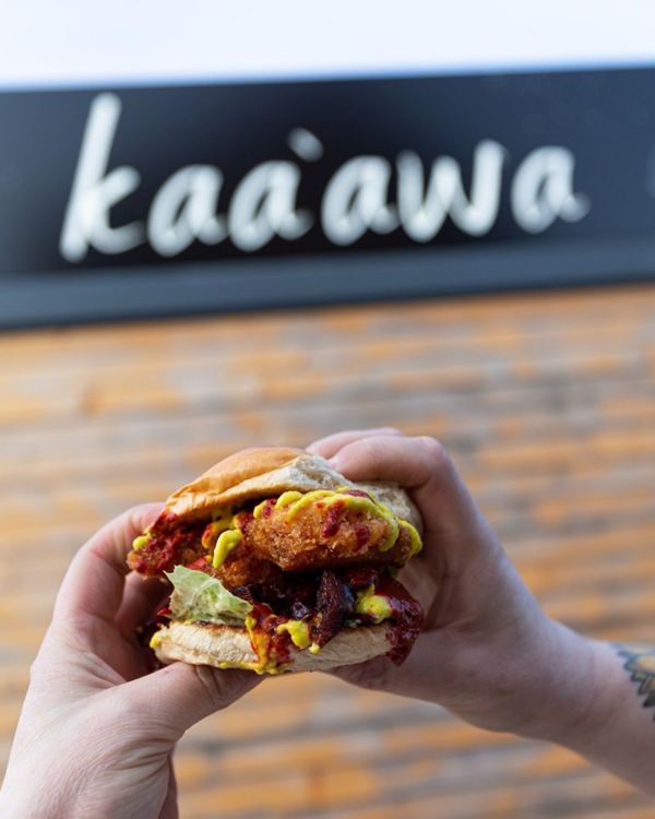Tempura Tofu Brioche Burger mit Salatbeilage