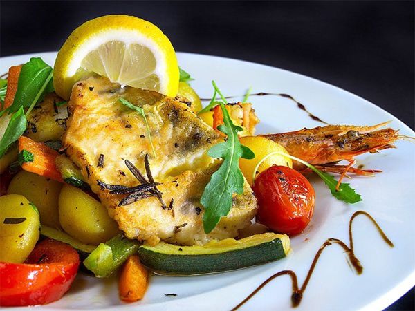 Wir vereinen vier Konzepte in einer Location: Café-Bar-Restaurant- Lounge. Aus diesen Wörtern setzt sich auch der Name „cabarelo” zusammen. Unser Team kümmert sich bestens um Ihr Wohlergehen und freut sich Ihnen, vom Betreten bis zum Verlasssen des cabarelos, einen rundum gelungenen Service bieten zu können. Lassen Sie sich mit exotischen Drinks von unserem Barchef verzaubern, oder gönnen Sie sich eine unserer verführerischen Speisen, welche mit ausgesuchten Zutaten täglich frisch von unserem Küchenchef zubereitet werden.