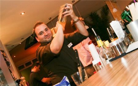 Wir vereinen vier Konzepte in einer Location: Café-Bar-Restaurant- Lounge. Aus diesen Wörtern setzt sich auch der Name „cabarelo” zusammen. Unser Team kümmert sich bestens um Ihr Wohlergehen und freut sich Ihnen, vom Betreten bis zum Verlasssen des cabarelos, einen rundum gelungenen Service bieten zu können. Lassen Sie sich mit exotischen Drinks von unserem Barchef verzaubern, oder gönnen Sie sich eine unserer verführerischen Speisen, welche mit ausgesuchten Zutaten täglich frisch von unserem Küchenchef zubereitet werden.