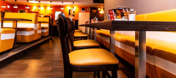 Das Diner-Team heißt euch in unserem Onlineshop herzlich willkommen.

Eure Zufriedenheit hat in den Diner Coffee & Grill Restaurants die höchste Priorität. Damit ihr unseren Abhol- & Lieferservice besser nutzen könnt, haben wir den Diner Onlineshop eingeführt.
 
Hier geben wir euch die Möglichkeit einfach und bequem eure Burger, Hot Dogs´s & Co nach eurem Geschmack zu odern und anzupassen.

Probiert es gleich mal aus!