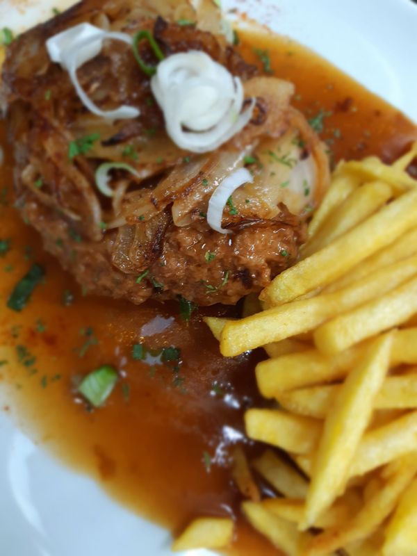 Hackbraten mit Zwiebelsoße