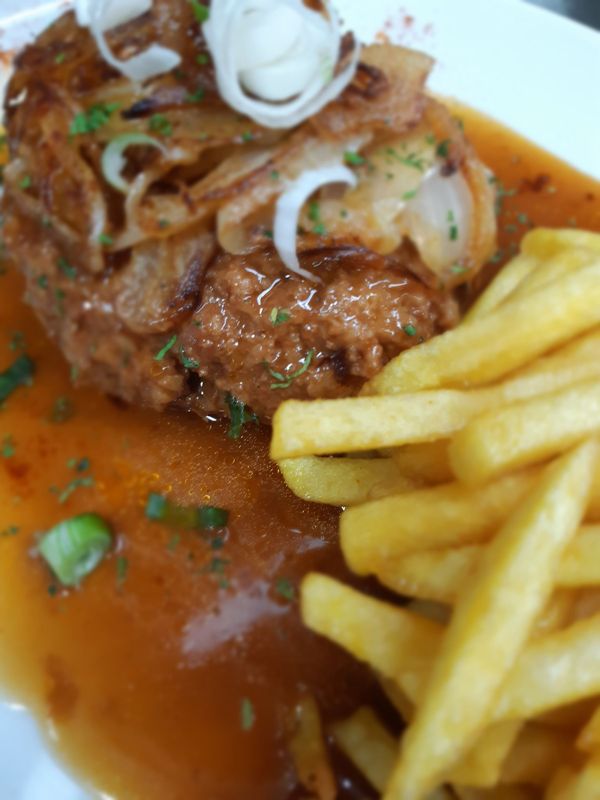 Hackbraten mit Zwiebelsoße