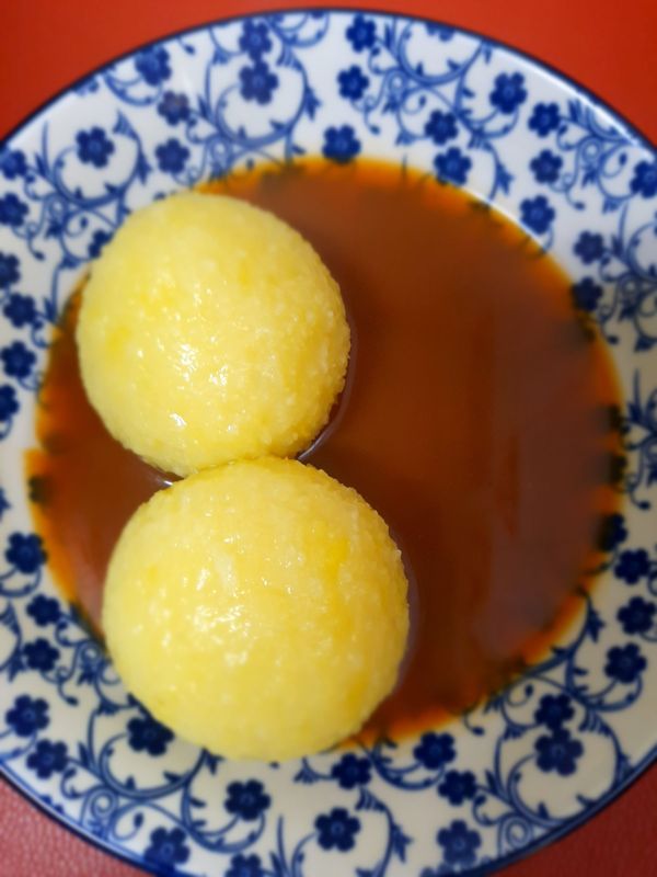 2 Knödel mit Soße