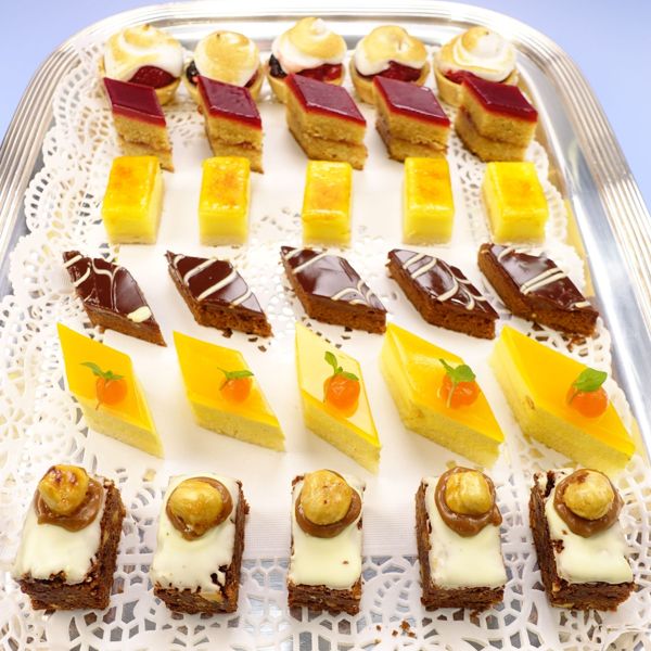 Süße Canapé - Petit Fours (Platte mit 30 Stück)