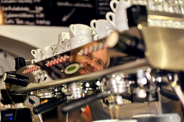 Wir wollen guten Kaffee überall verfügbar machen. Bei uns im Café oder bei Euch daheim. Wir haben für alle eine Lösung.