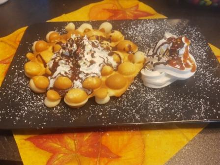 Waffel mit Eis & Sahne